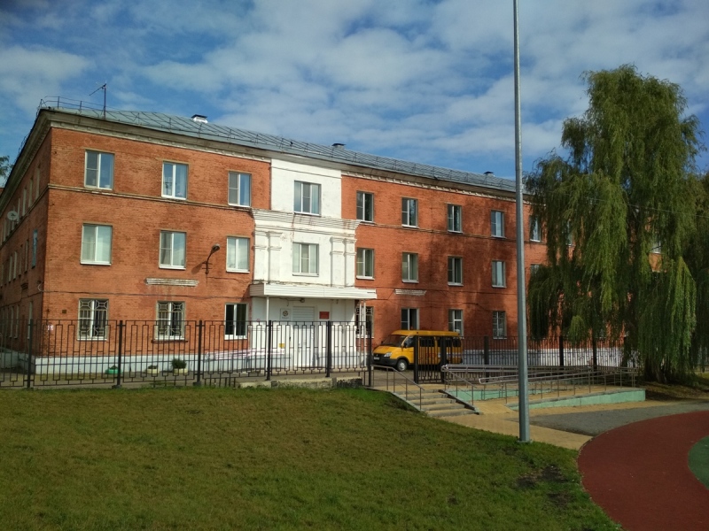 Вид здания школы со стороны стадиона